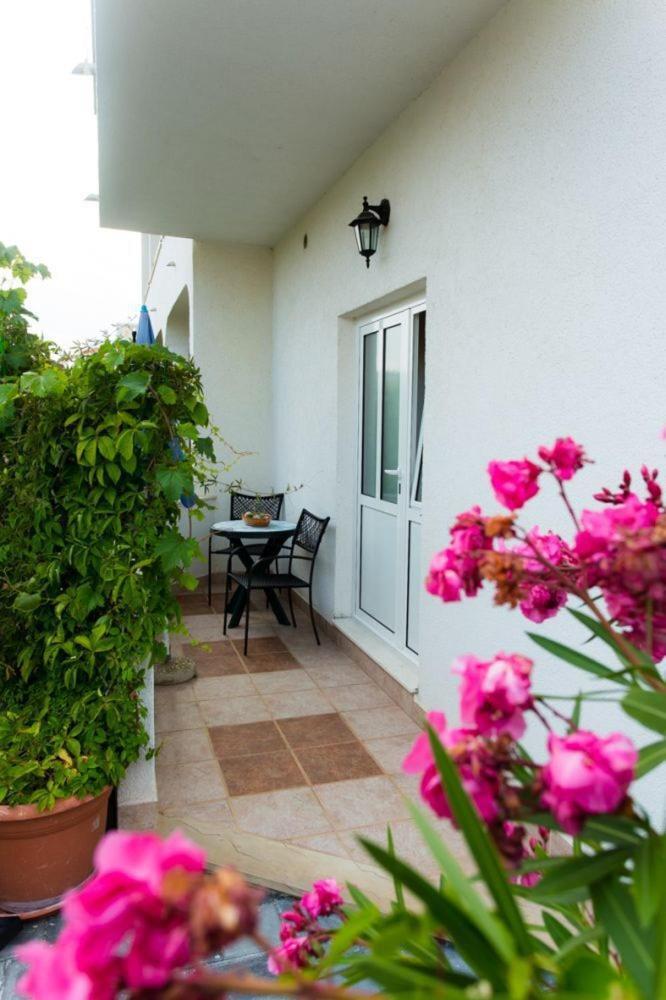 Apartments Mare - 30 M From Pebble Beach Seget Vranjica Esterno foto
